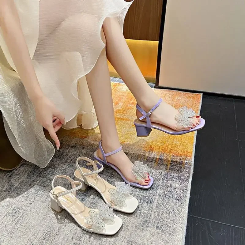 Sommer neue mittlere Ferse vielseitige französische Strass schleife dicke Ferse transparenten Gürtel bequeme Frauen sandalen