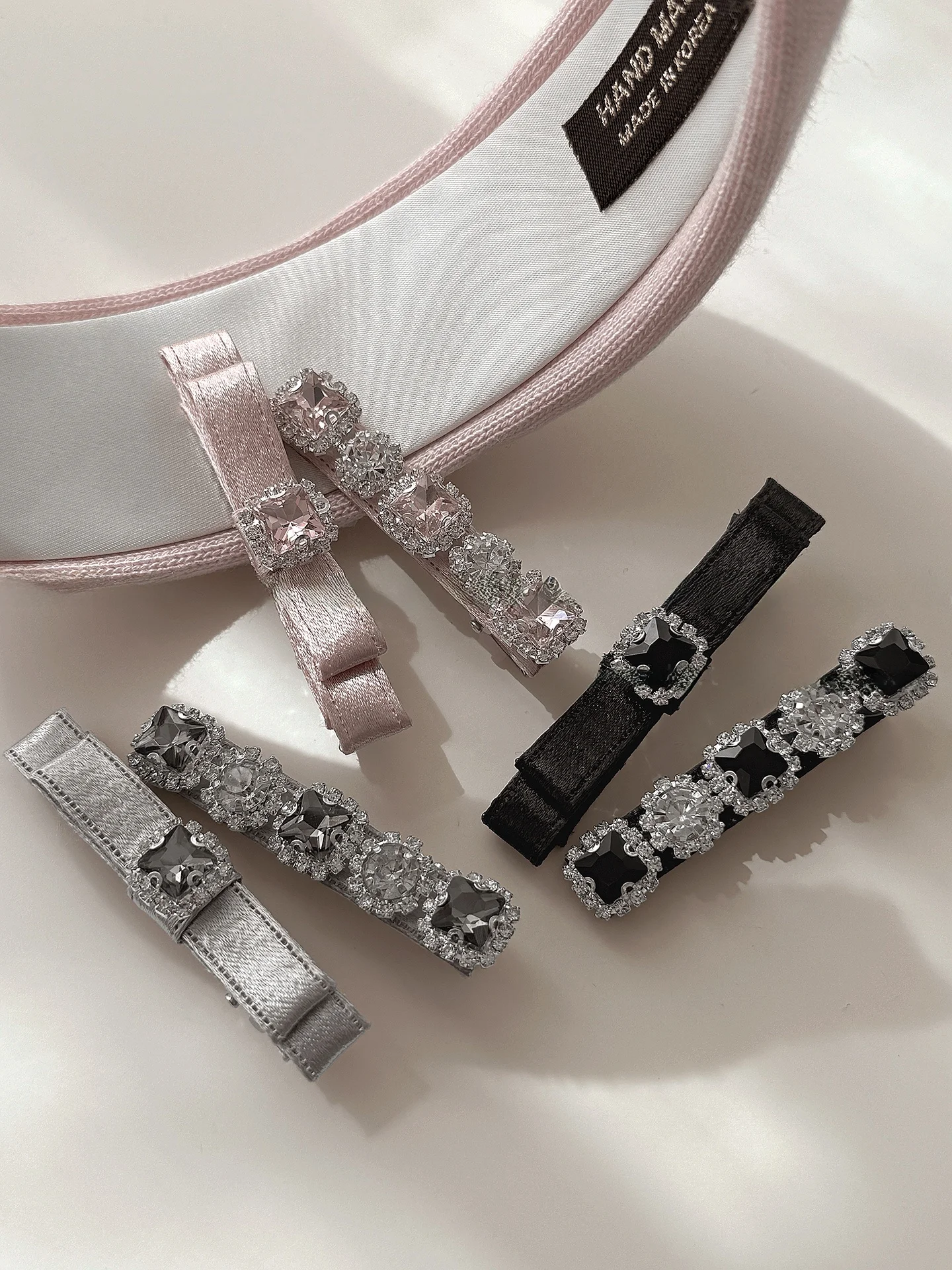 presilha-de-cabelo-de-cetim-elegante-para-mulheres-com-diamantes-presilha-lateral-para-franja-acessorio-de-cabelo-moderno