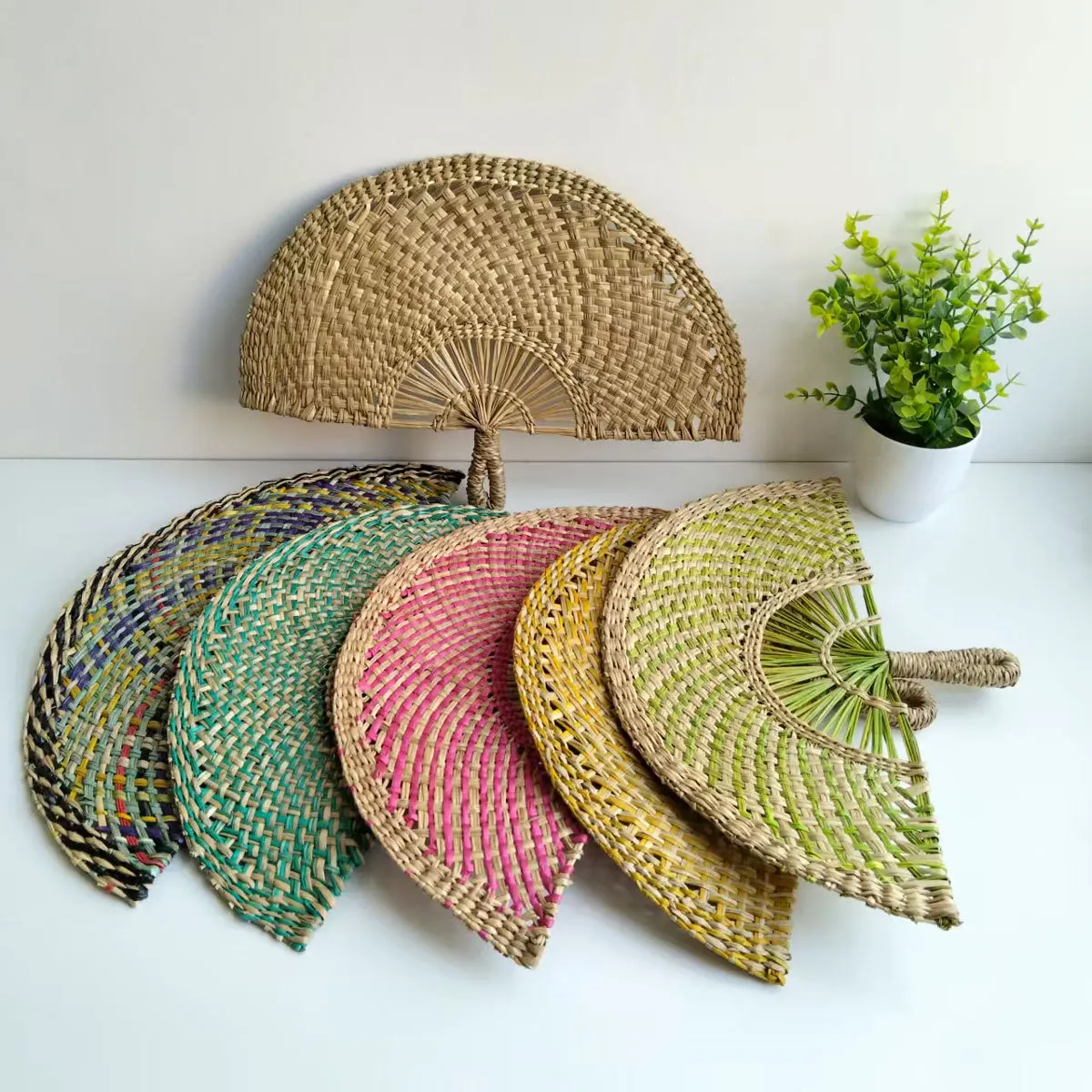 Hand-woven Seaweed Fans in Vietnam Enjoy The Cool in Summer Hand-cranked Fans and Homestays Decorate Wall Fan Performance Props