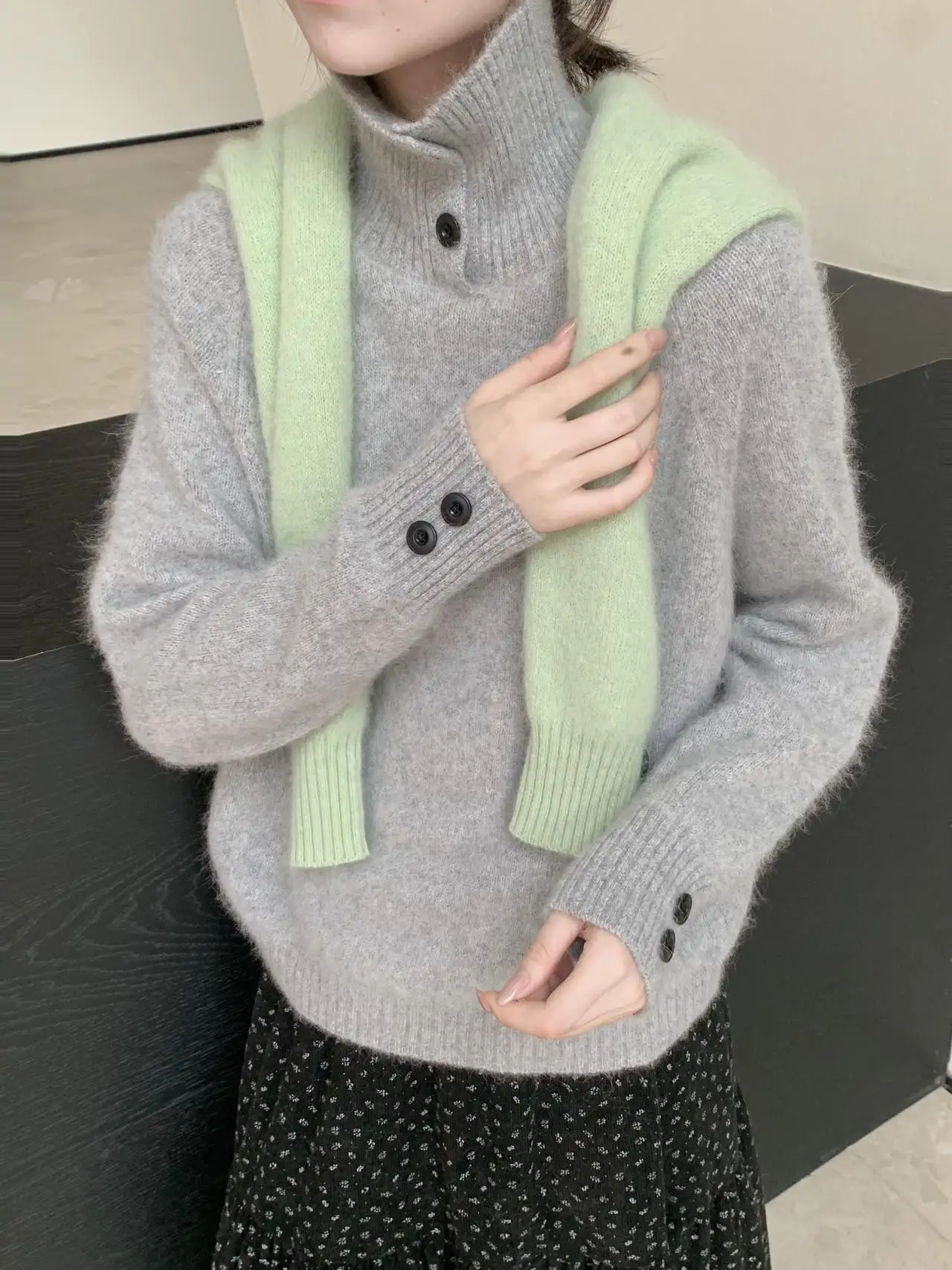 

Теплый кашемировый свитер, женский свитер с высоким воротником и половиной пуговиц, французский темперамент, зарубежные запонки, дизайн