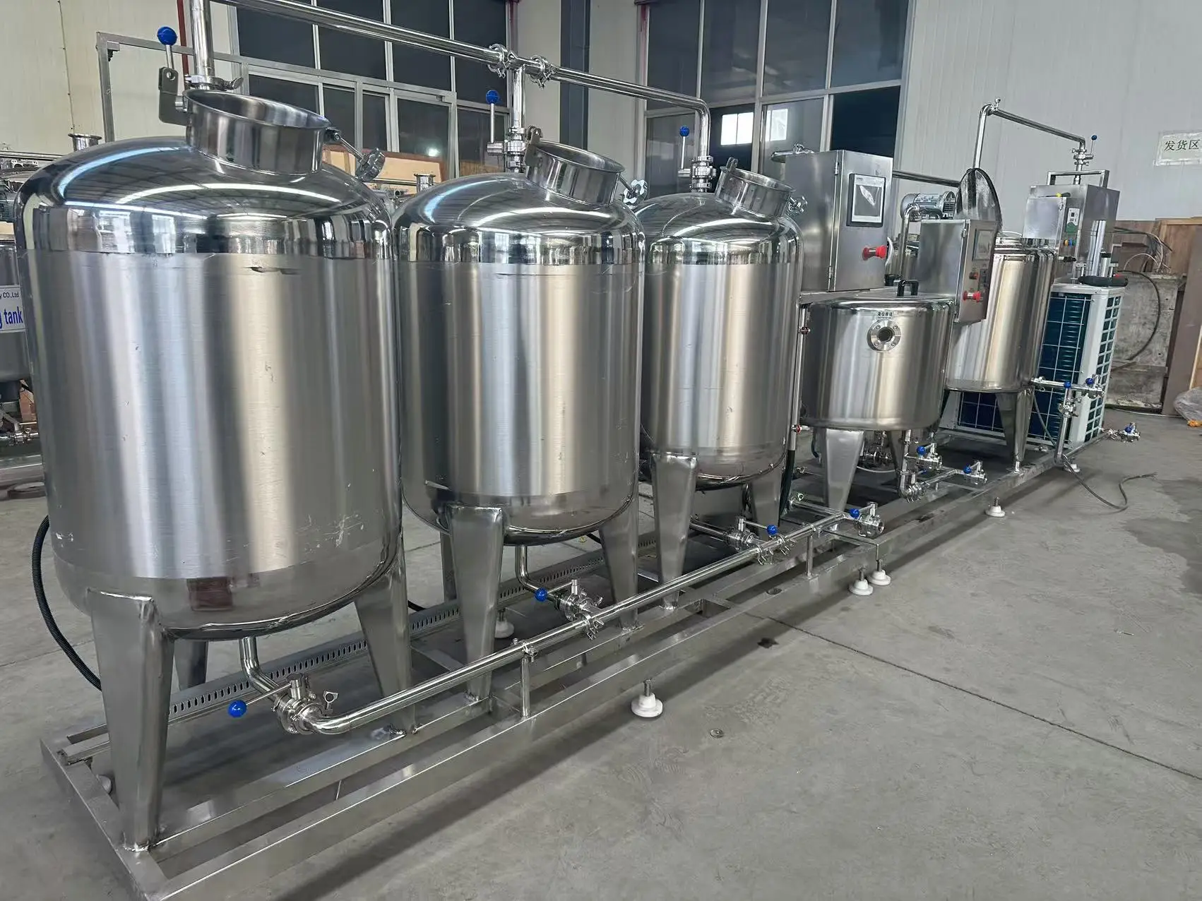 Pasteurisasi Susu Dua Tangki dan Tangki Pendingin dengan Pompa untuk Produk Susu, Jus, Minuman Dingin