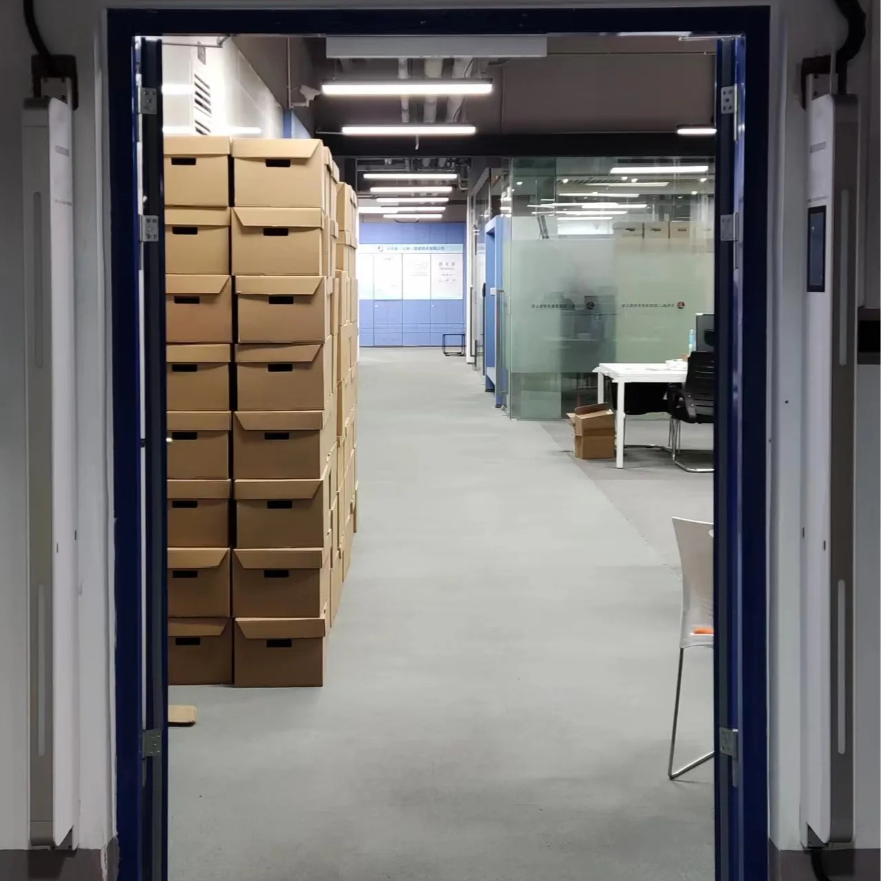 RFID wall-mounted channel access control, channel door, with screen, warehouse, warehouse, automatic inventory and intelligent