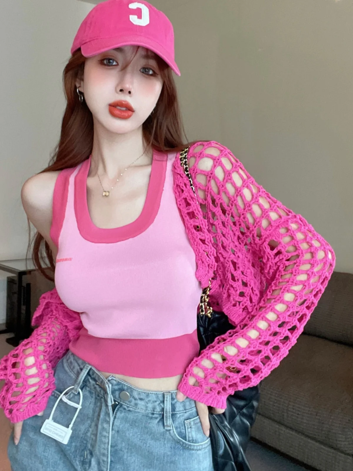

Новый летний комплект из двух предметов Spicy Girl: вязаный кардиган и топ на тонких бретелях. Модный женский комплект.