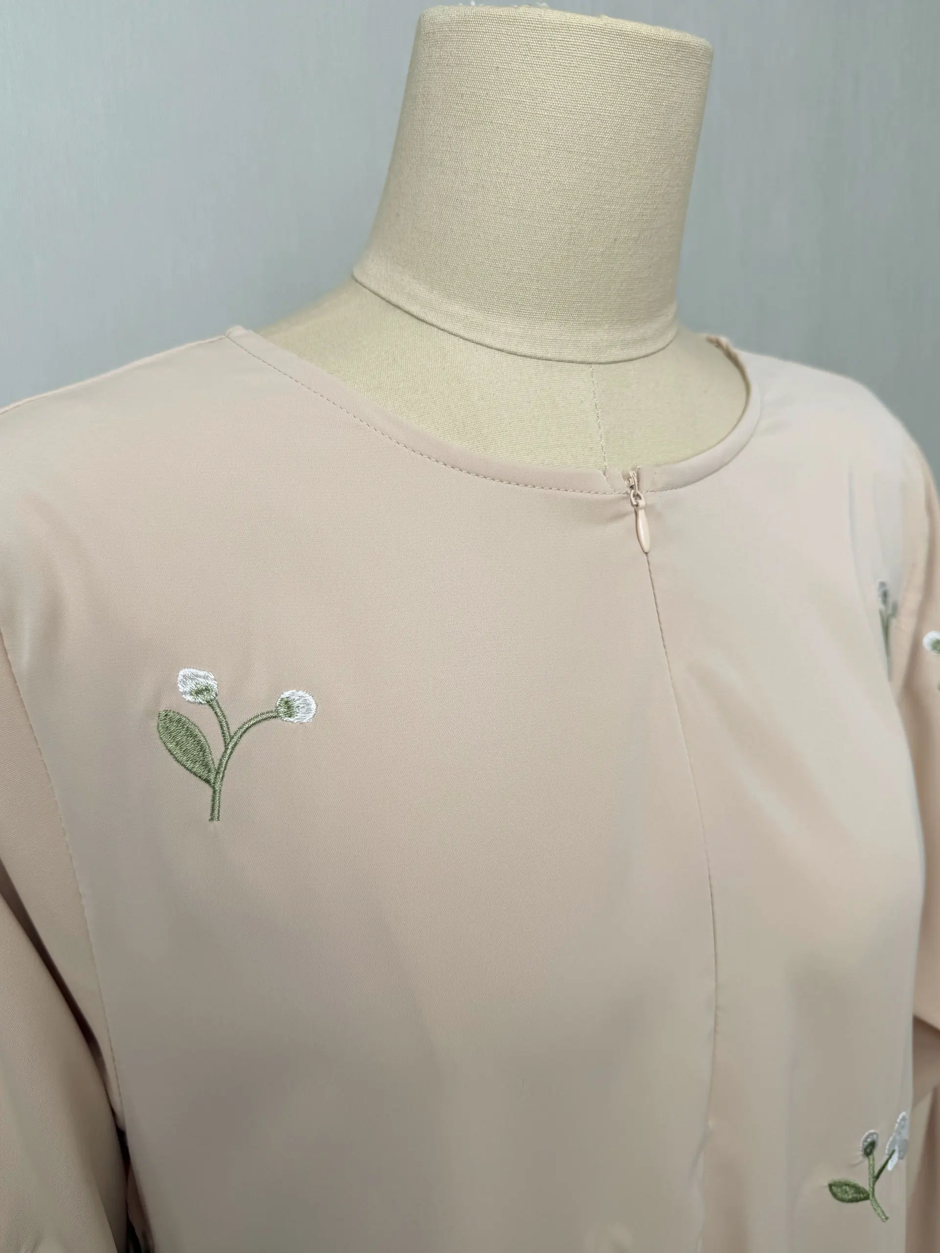 2025 Nuevo y elegante Abaya musulmana para mujer, diseño bordado de albaricoque claro islámico, Material cómodo, perfecto para mercados de Oriente Medio