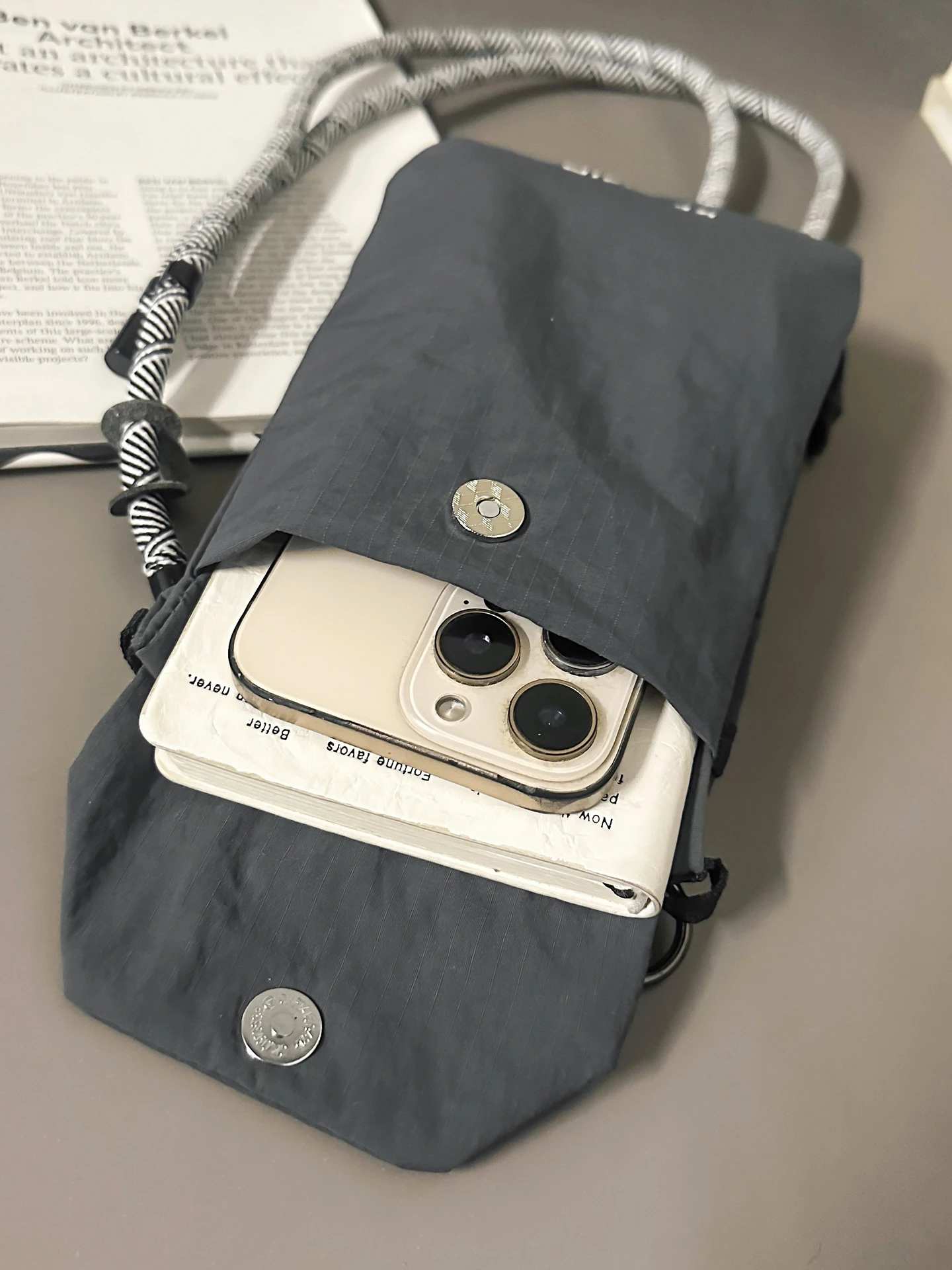 

Сверхлегкая портативная нейлоновая сумка для телефона для мужчин и женщин, универсальная двухслойная сумка через плечо, вертикальная, многоцветная, дополнительный дизайн из веревки...