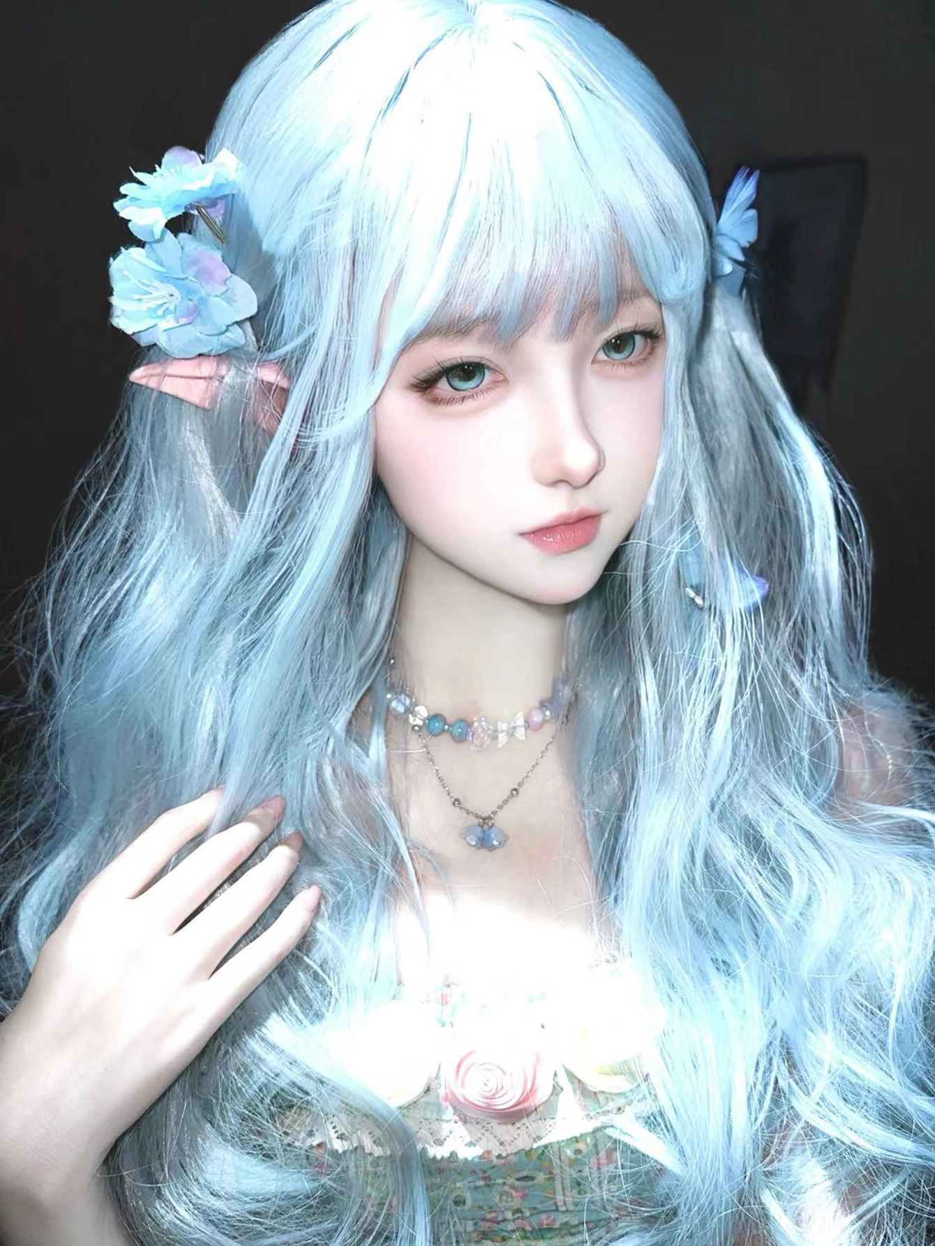 Parrucche sintetiche stile Lolita blu cielo da 24 pollici con parrucca di capelli ondulati naturali lunghi Bang per le donne Cosplay quotidiano resistente al calore