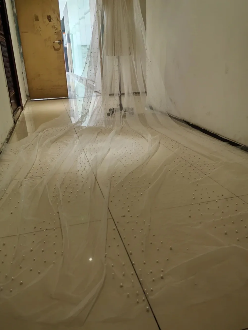 اللؤلؤ طرحة زفاف فاخرة طويلة كريستال مطرز حجاب الزفاف 1T حجاب حفلات الزفاف مع مشط 300*400 مخصص