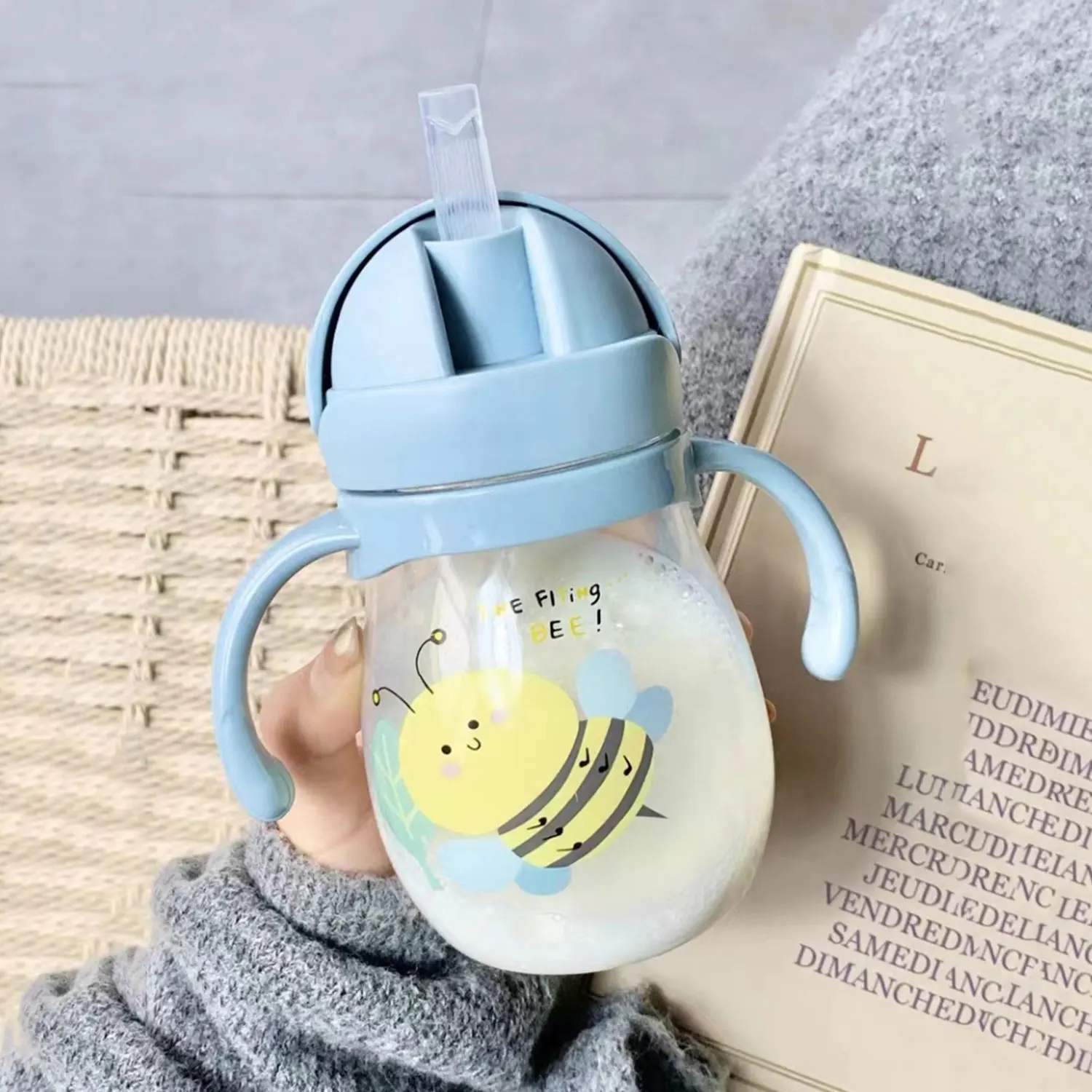 Baby water cup straw cute anti-choking kindergarten children gravity ball water cup duck sippy cup baby drinking cup bottle