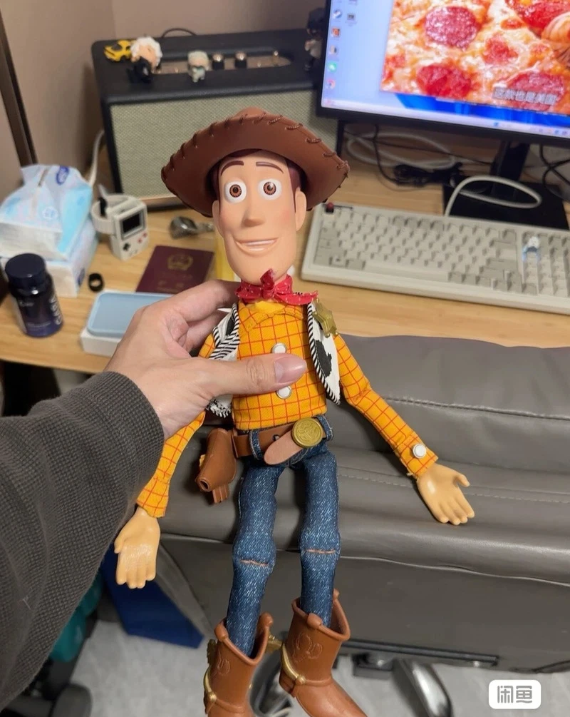 Thinkway Toys Toy Story Woody Sheriff Figura Interactiva con Cuerda para Tirar, Edición de Coleccionista 20 Aniversario, 50 Frases, Peluche