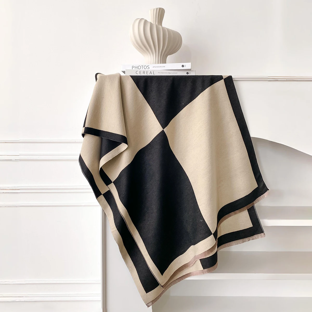Eleganter Faux-Pashmina-Schal mit geometrischem Druck der Marke 2025, weich, warm, mit Fransen, ideal für Herbst und Winter im Freien – Detail 3