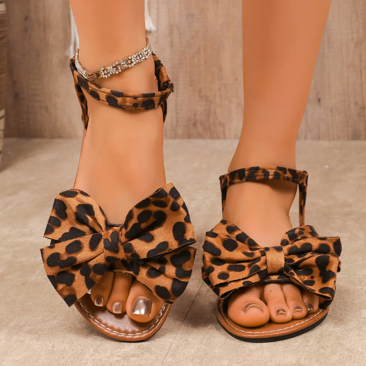 Frauen Sandalen 2025, Neue Sommer Leichte Sandalen Mode Strand Casual Hausschuhe Outdoor Fliege Flache Schuhe Hause plattform sandalen