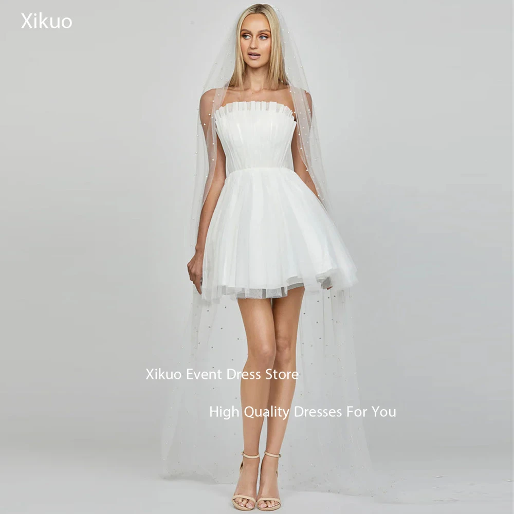 Xikuo Weißes Tüll-Hochzeitskleid, trägerloses, plissiertes Oberteil, maßgeschneidertes Anlass-Brautkleid über dem Knie, A-Linien-Abendkleid, individuell gestaltet