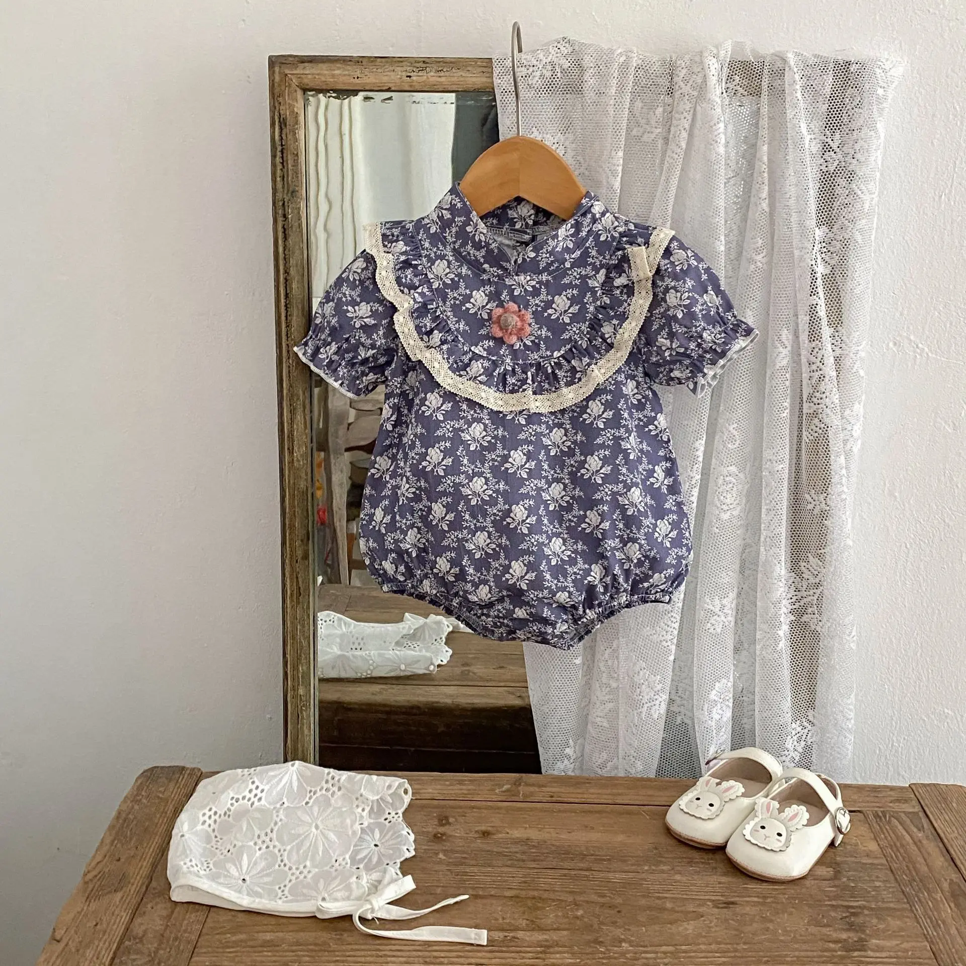 

Summer new 0-3 year old baby clothing, fashionable and exquisite baby girl flower short sleeved triangle jumpsuit
