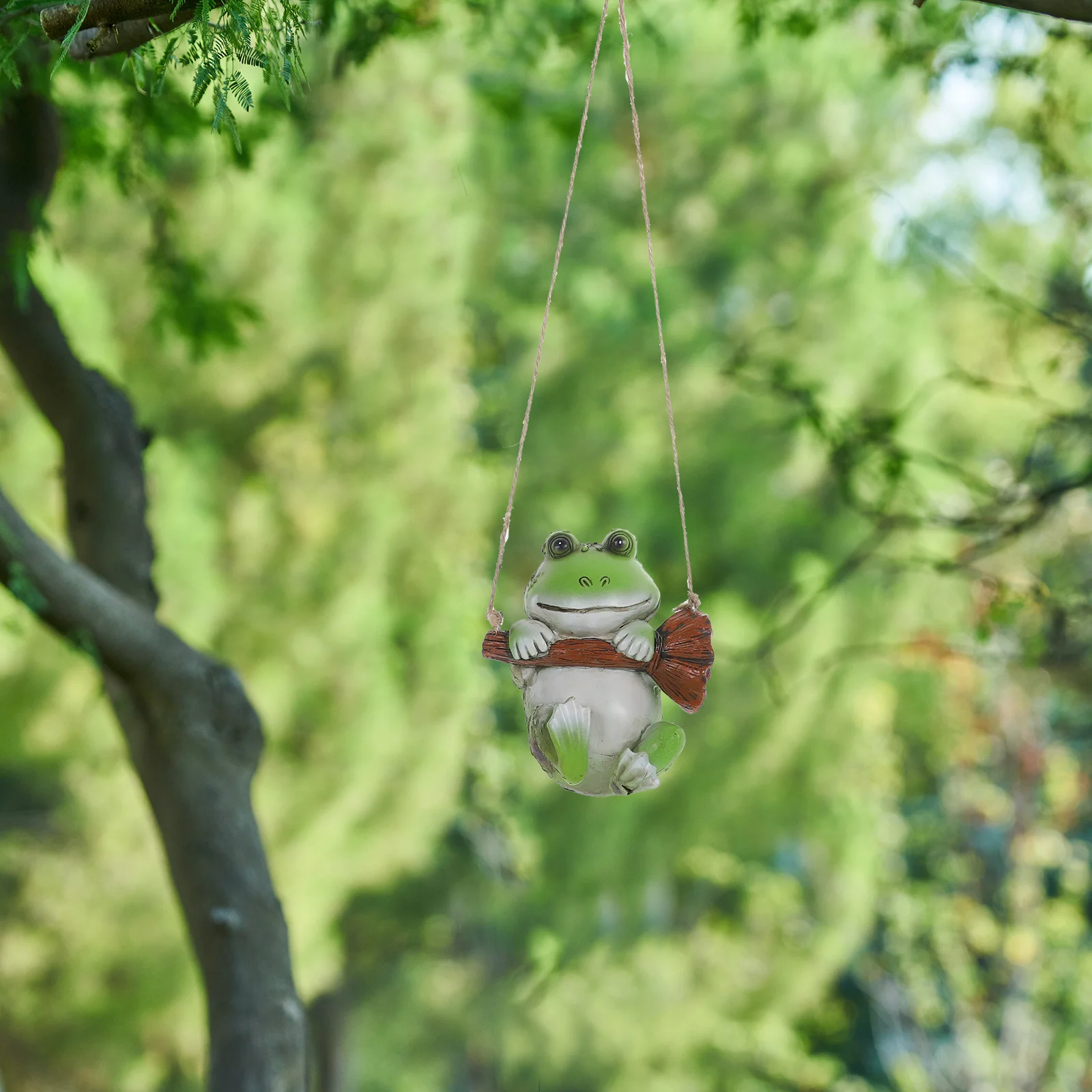 

Frog Statue Resin Swing Frog Lying on Swing Branch Garden Outdoor Decoration Miniature Resin Frogs for Yard Porch