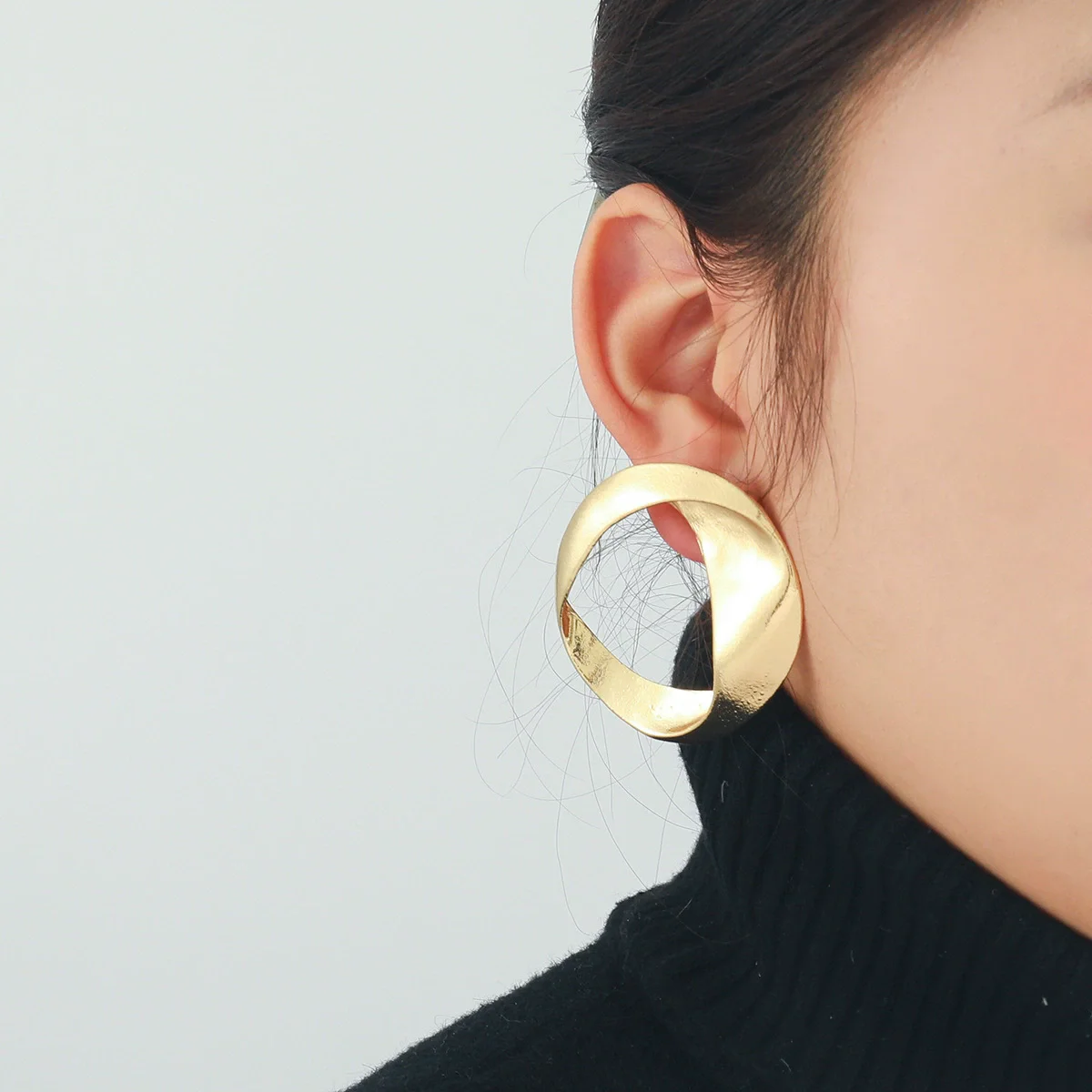 أقراط دائرية مصنوعة من خليط معدني للنساء والفتيات باللون الذهبي أقراط هندسية مجوهرات