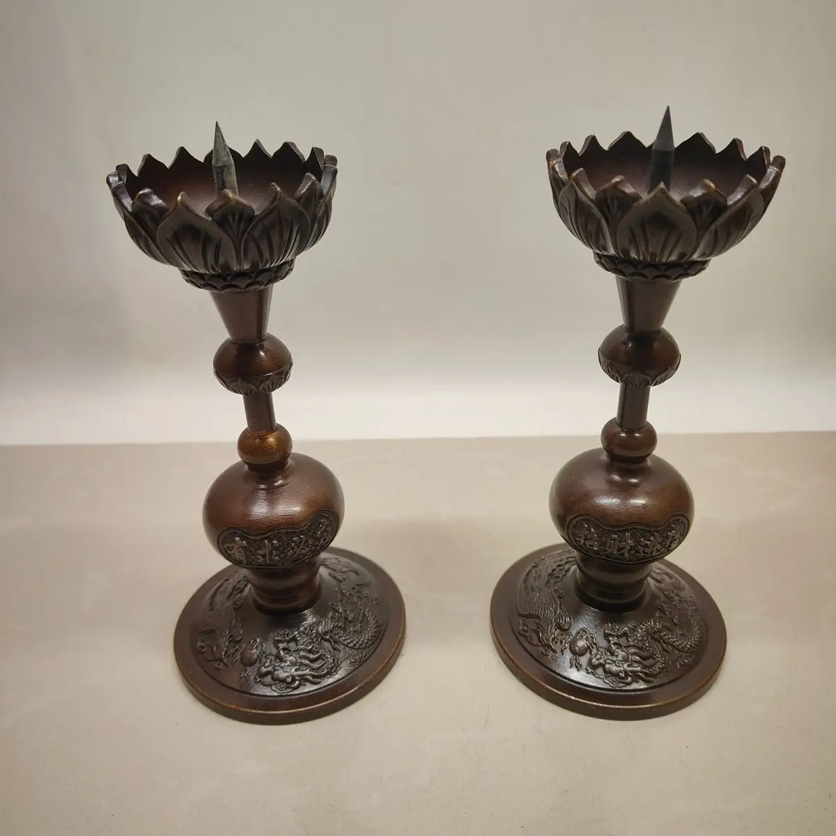 A pair of retro brass and copper ornaments, and the craftsmanship is dedicated to the Buddhist hall household wax table