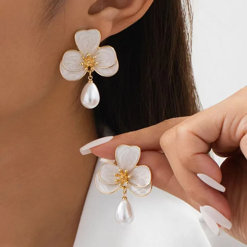 

The Fresh And Sweet Metal Three-Dimensional Irregular Oil-dripping Flower Stud Earrings Have A Gentle And Elegant Temperament