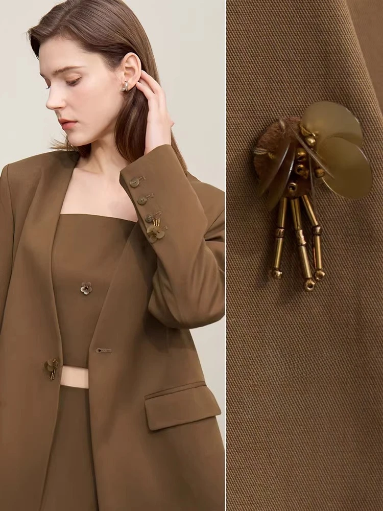 เสื้อแจ็คเก็ตผู้หญิง Amii รุ่นใหม่ประจำฤดูใบไม้ผลิปี 2026 ประดับลูกปัดลายดอกไม้ คอวี เสื้อเบลเซอร์ทรงตรง ดีไซน์หรูหรา พร้อมแผ่นเสริมไหล่ รุ่น 12621026