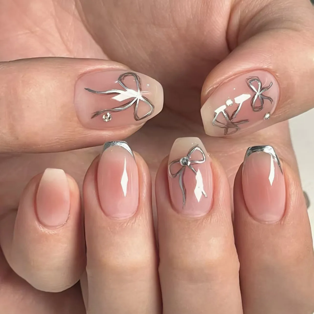 24pcs Simple Blush Wearable Fake Nails Silver Bowknots Designs Short Ballet Press On Nails Silver Edge Korean Style False Nail