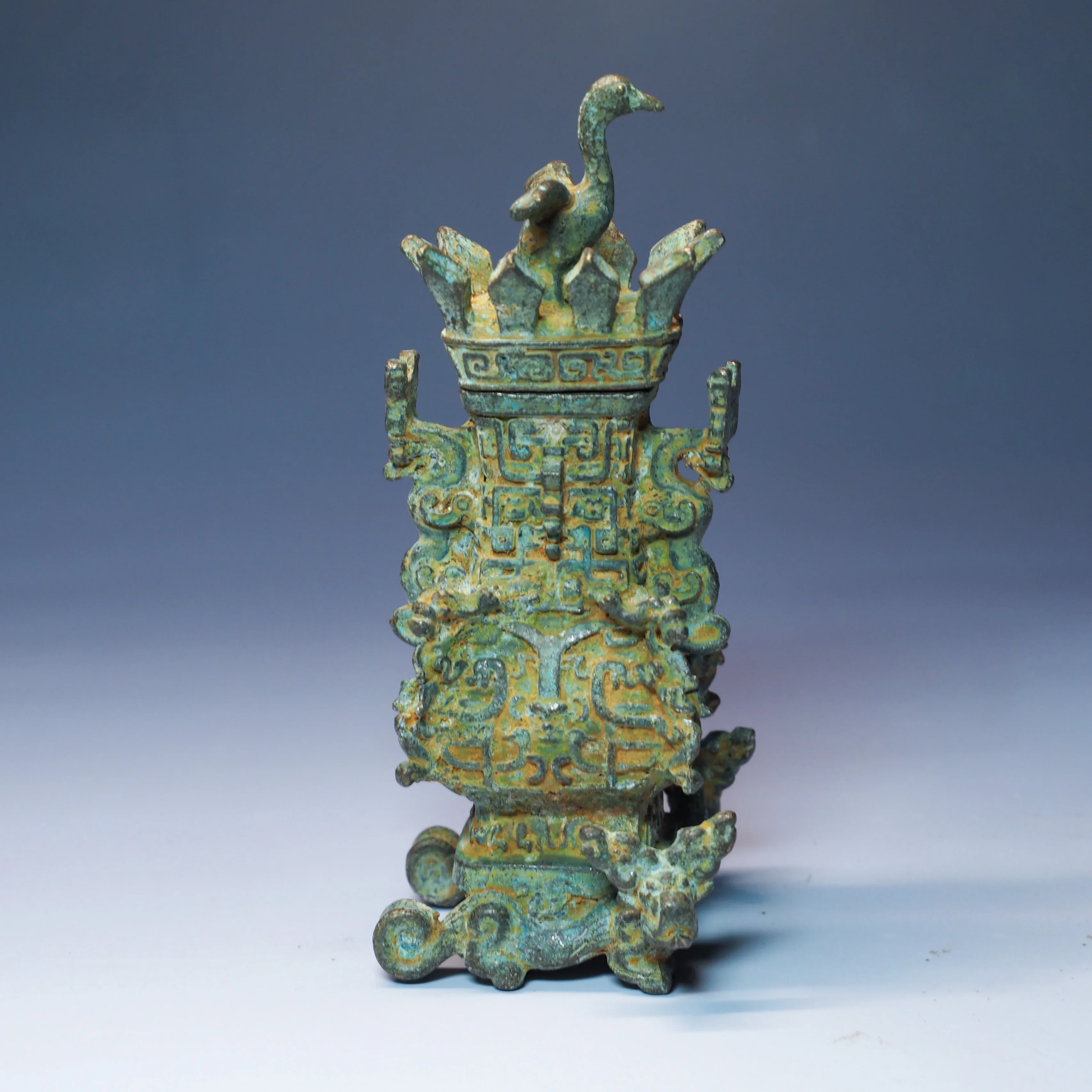 Antique Spring and Autumn and War Han Dynasty bronze lotus and crane square pots, simple decorations, antique collections