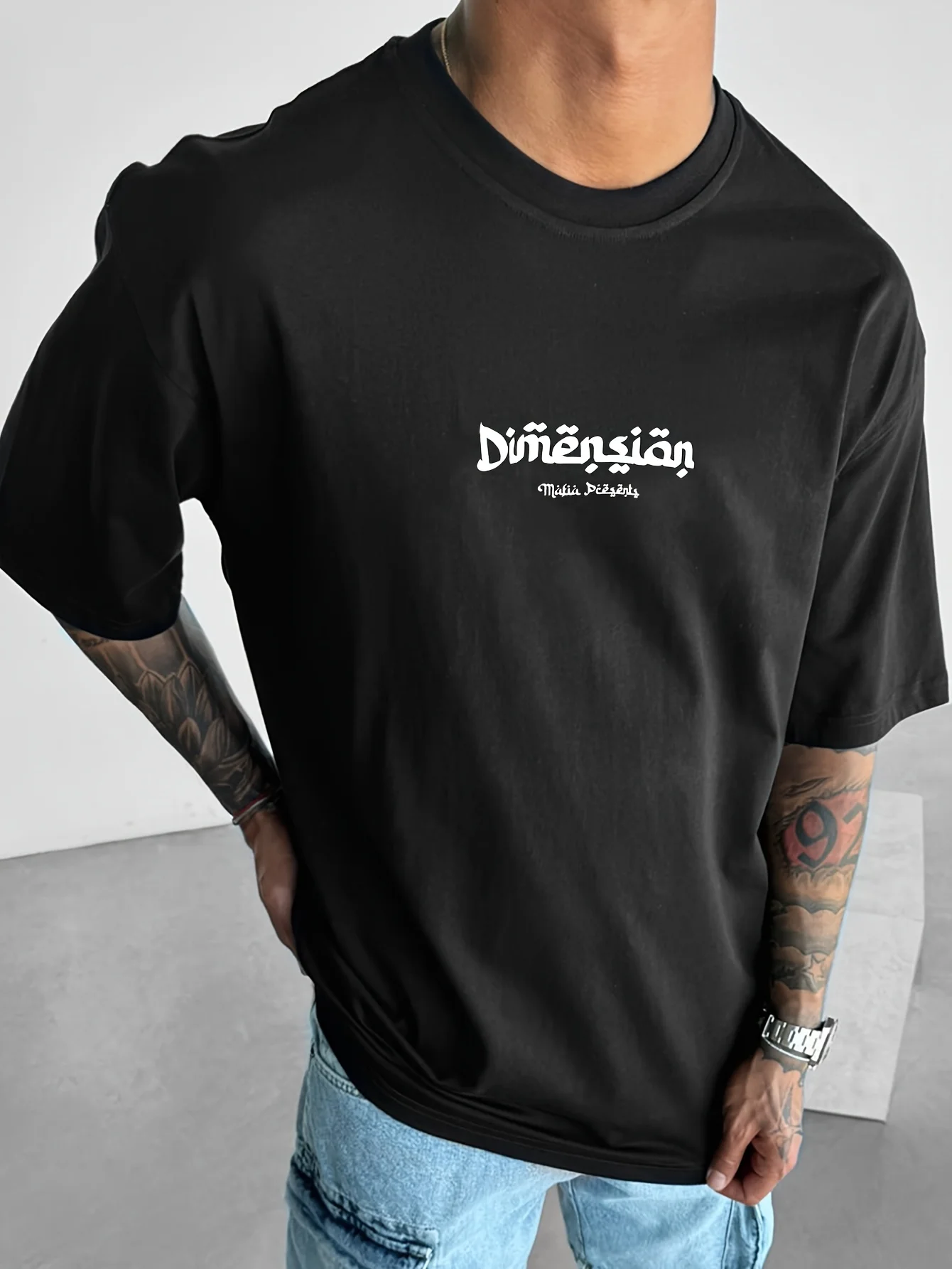 Stilvolles 100% Baumwoll-Herren-T-Shirt mit Rot-Rosa Verziertem Teppich-Print und Gotischem Text Ultra Weich Ideal für Sommerliche Tägliche Kleidung – Detail 7