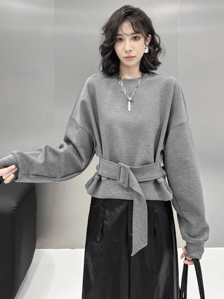 [EAM] Gray Belted Elegant Short Sweatshirt New Round Neck Long Sleeve Women Big Size Fashion Tide Spring Autumn 2023 1DH8057