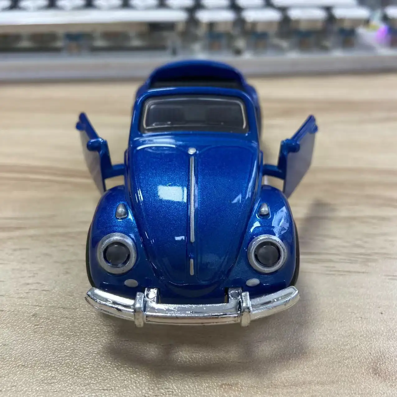 1 Stück, im Beutel verpacktes, klassisches, im Vintage-Stil gehaltenes, aus Zinklegierung gefertigtes Automodell, Retro-Roadster, mit Rückziehfunktion, aufklappbare Seitentüren. – Detail 13