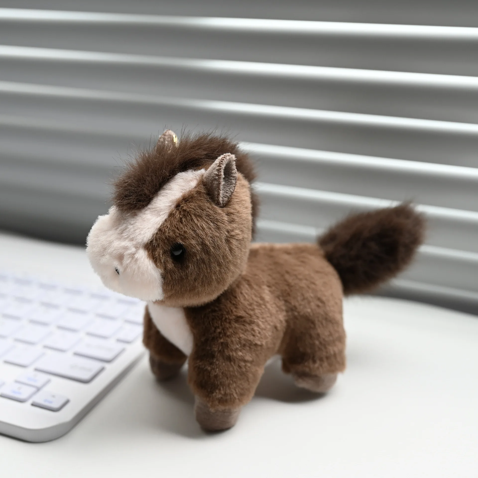 Porte-clés poney en peluche, 1 pièce, Adorable jouet en peluche, breloque pour sac à livres, mascotte de l'année du cheval, pendentif, cadeau