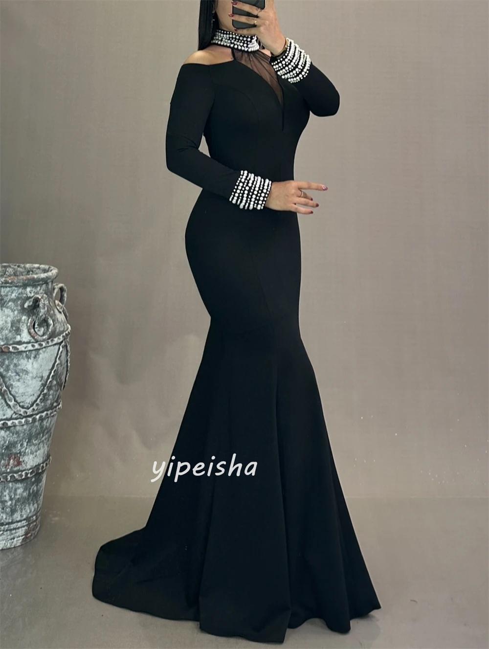 Abiti lunghi personalizzati in jersey elegante stile moderno con perline e pieghe a sirena con collo alto Abiti da cerimonia su misura Taglie disponibili