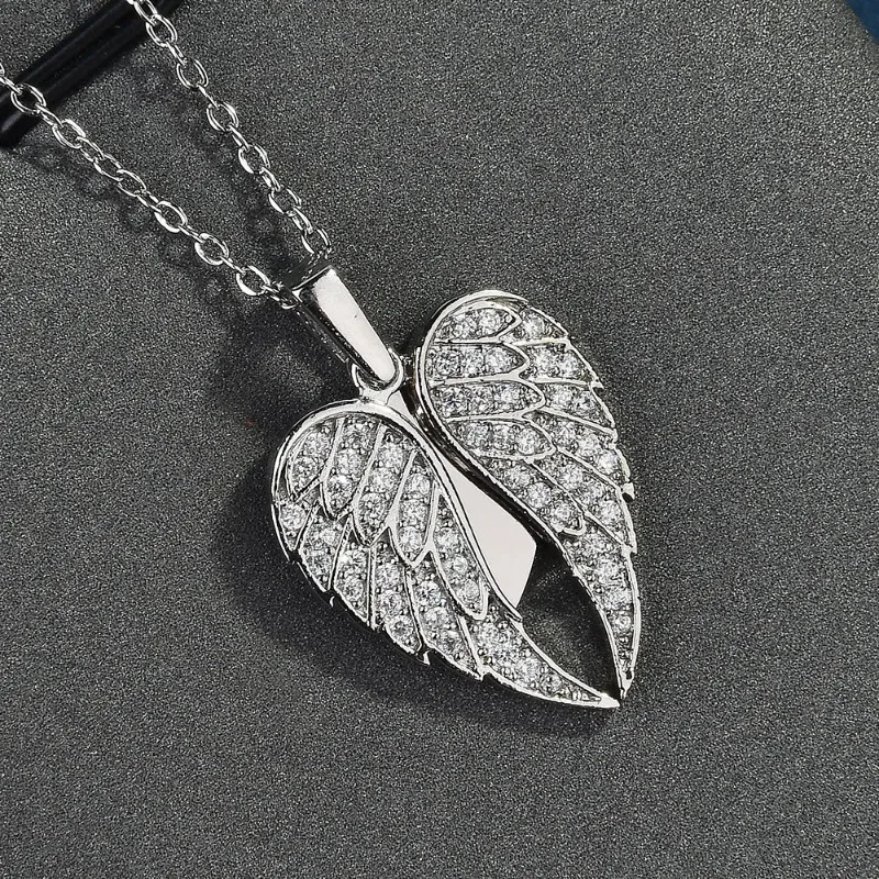 ファッショナブルでトレンディなネックレス、ハート型のウィングネックレスは、女性向けのスタイリッシュなハート型の鎖骨ネックレスです。