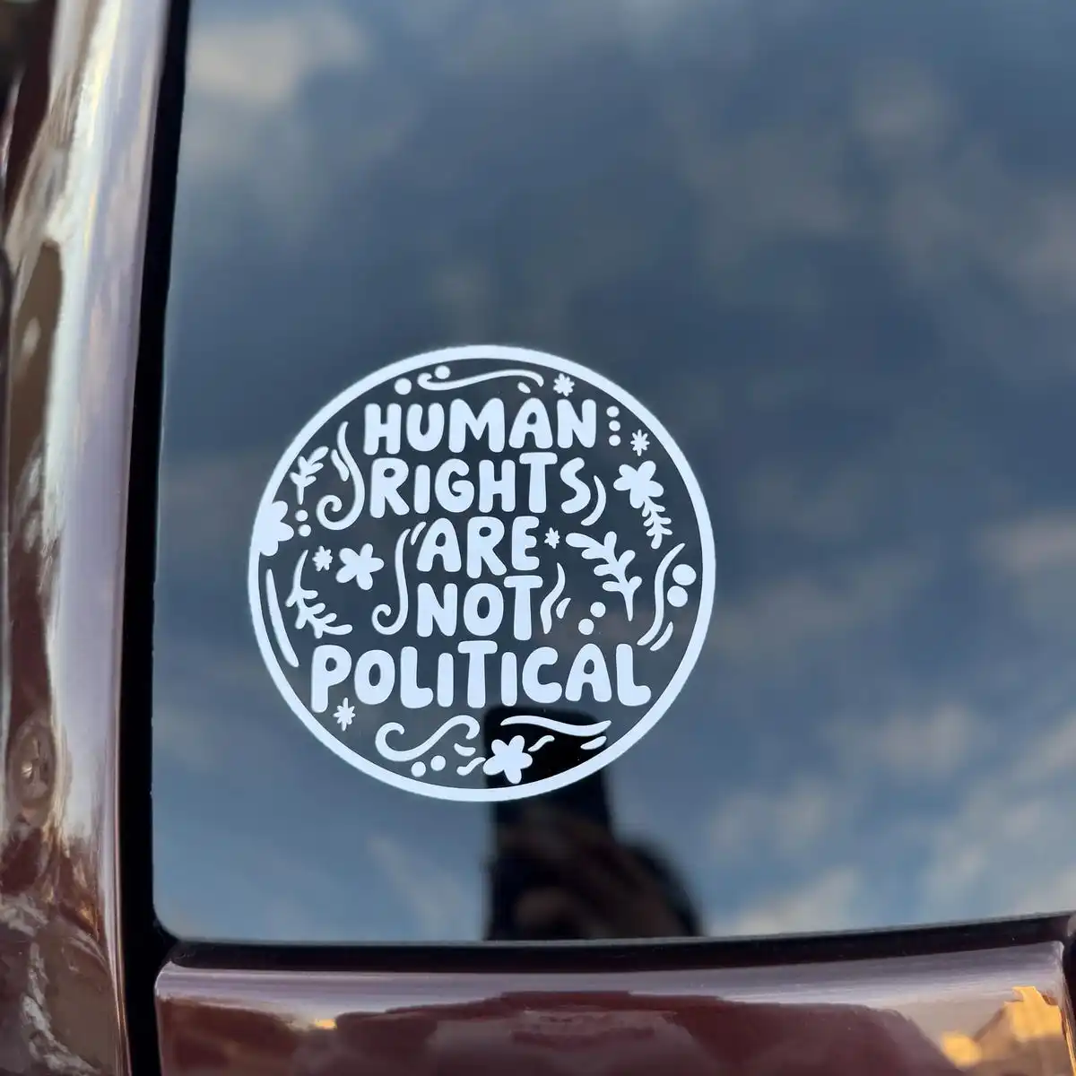 

Виниловые наклейки на окна и бамперы: «Права человека — это не политика». Декоративные аксессуары, вырезанные по контуру.