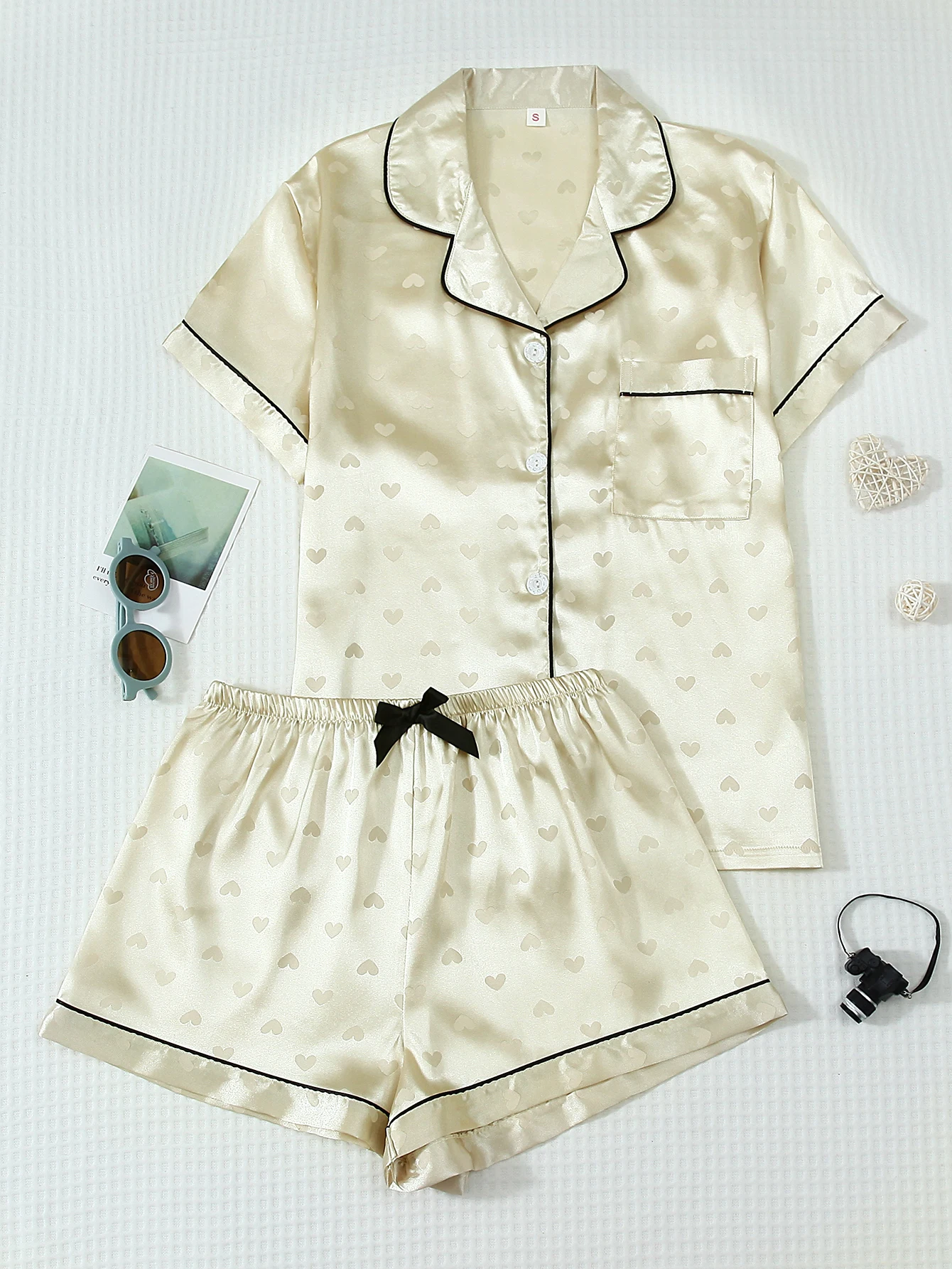 Two-Piece Set of Comfortable Satin Heart-Printed Collared Button-Down Short-Sleeve Top with Pockets and Bow Shorts, Spring/Summer Women's Pajama Loungewear Set Suitable for Home Use