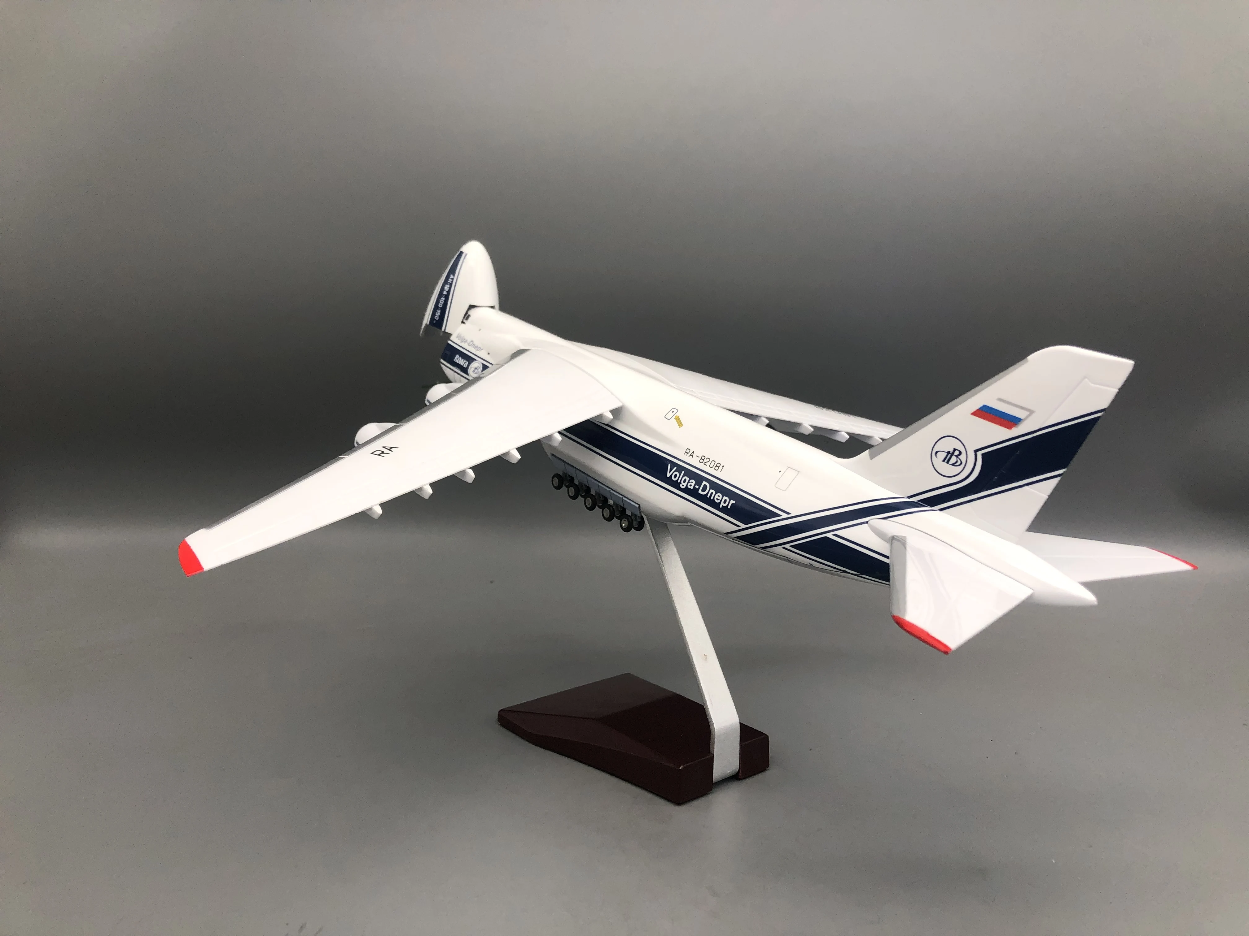 New 1/165 Scale Antonov AN-124 Volga Airplane Model Kit Cabin Door Openable with Stand For Collections Displays or Gift