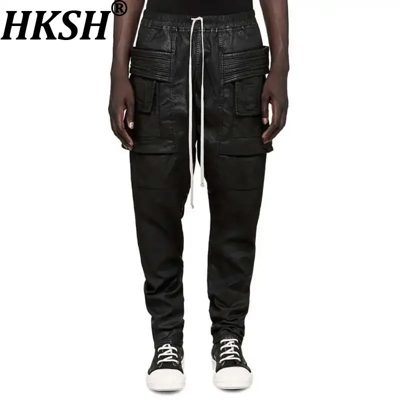 

HKSH Осенние новые мужские нишевые дизайнерские брюки-карго с темным покрытием и вощеным покрытием, повседневные шикарные модные комбинезоны в стиле панк, готики с карманами HK0129