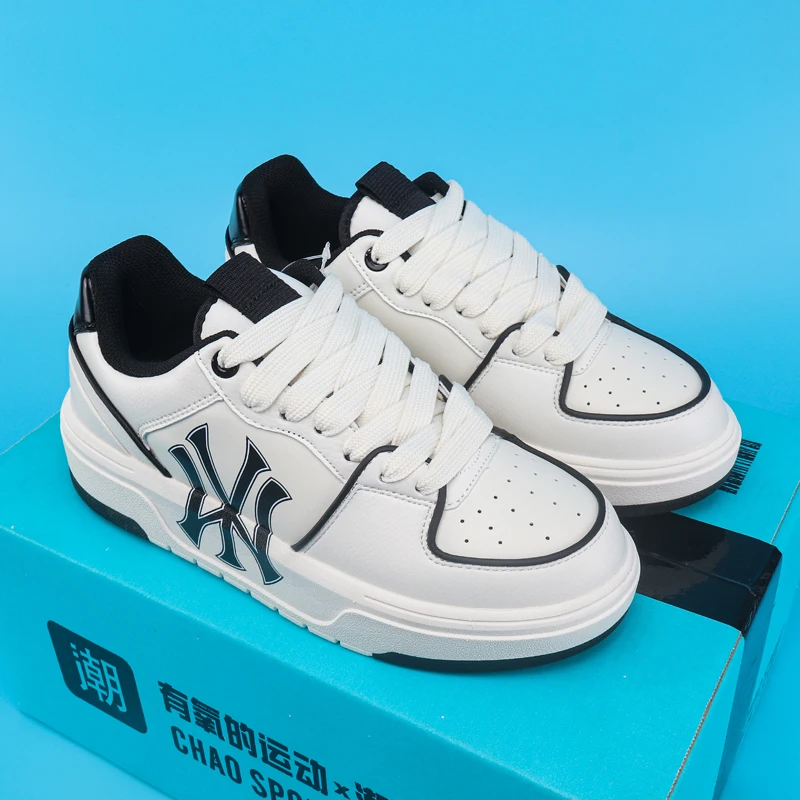 

Step into Style: The Essential Couple's Flat Sneakers for Spring and Autumn