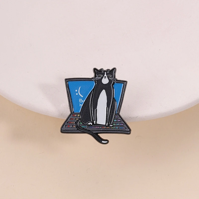 Funny Cow Cat Enamel Pin Blue Screen System Crash Laptop Computer Animal Brooch Lapel Badge Jewelry Gift for Friends Programmer
