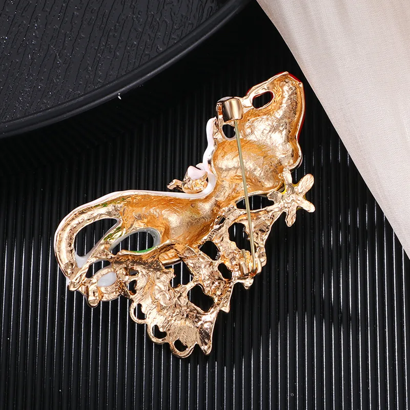 Hot selling Christmas cat brooch, women's high-end and cute animal white cat Christmas tree chest flower accessory