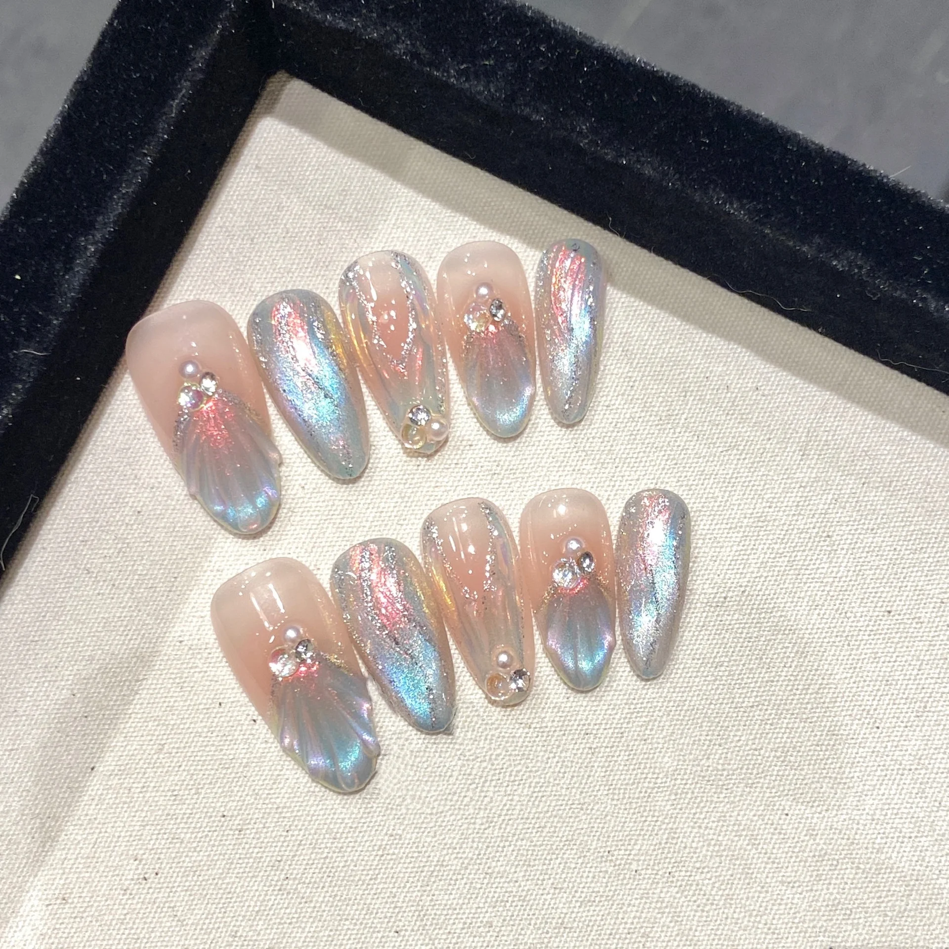 10 szt. Średniej długości, okrągłe, ręcznie robione sztuczne paznokcie z błyszczącym pudrem, cyrkoniami i perłami, naklejane, pełne pokrycie, tipsy.