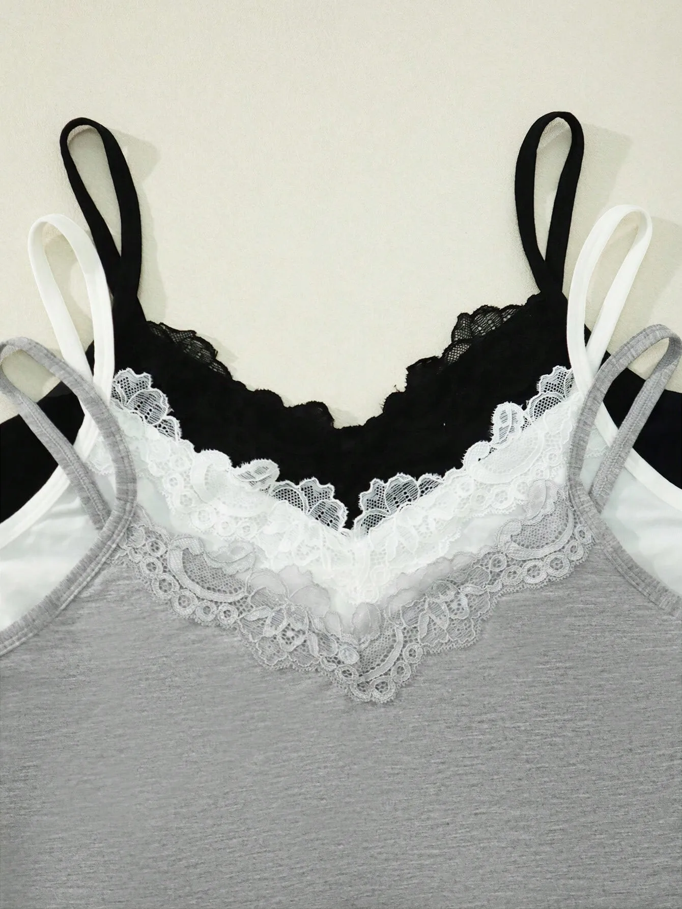 3er-Pack Mehrfarbige Damen-Spitzen-Cami-Tops mit V-Ausschnitt und Spaghettiträgern, schmal geschnitten, lang, Sommer 2026, Basic, lässig, einfarbig, ärmellos – Detail 4