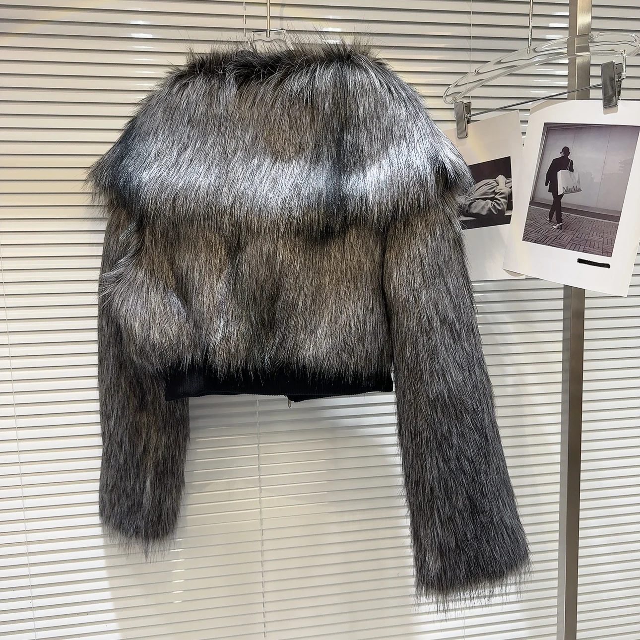 2023年冬のトレンド、少量生産のホットガール風、人工毛皮襟付きコットン裏地フェイクファーコート、レディースストレートチューブ型