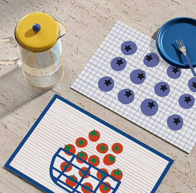 VIKAMA Minimalistisches Tischset mit Tomaten- und Blaubeermuster, rot-blau gestreift, wasserdicht, rutschfest, für Küche, Esszimmer und Arbeitsplatte.