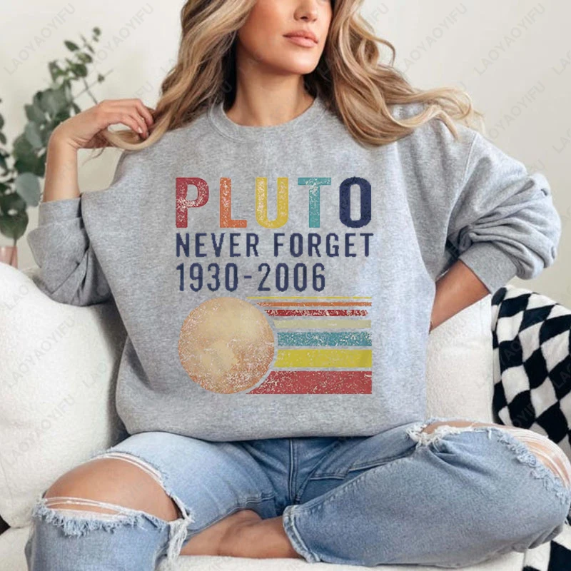 بلوتو لا تنسى أبدًا 1936 2006 كوكب البلوز العلوم العصرية الجمالية الكون هوديي الرجال النساء الفضاء علم الفلك عاشق البلوز #4