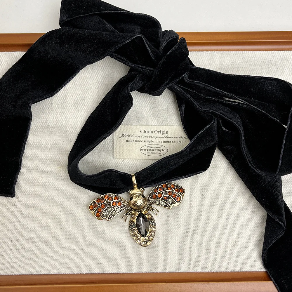 Vintage Crystal Bee Pendant Long Black Velvet Necklace for Women Girls Autumn Winter Sweater Chain Fashion Accessories Jewelry