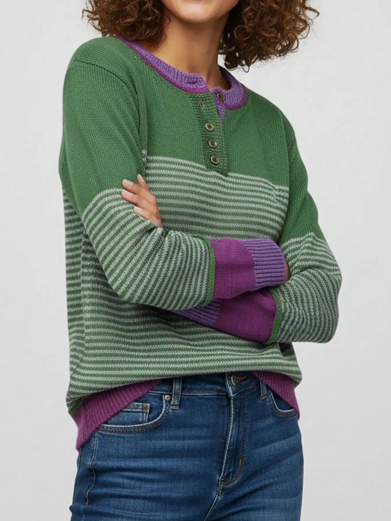 

Вязаный пуловер в стиле колорблок с полосками, пуговичной застежкой и ребристыми манжетами