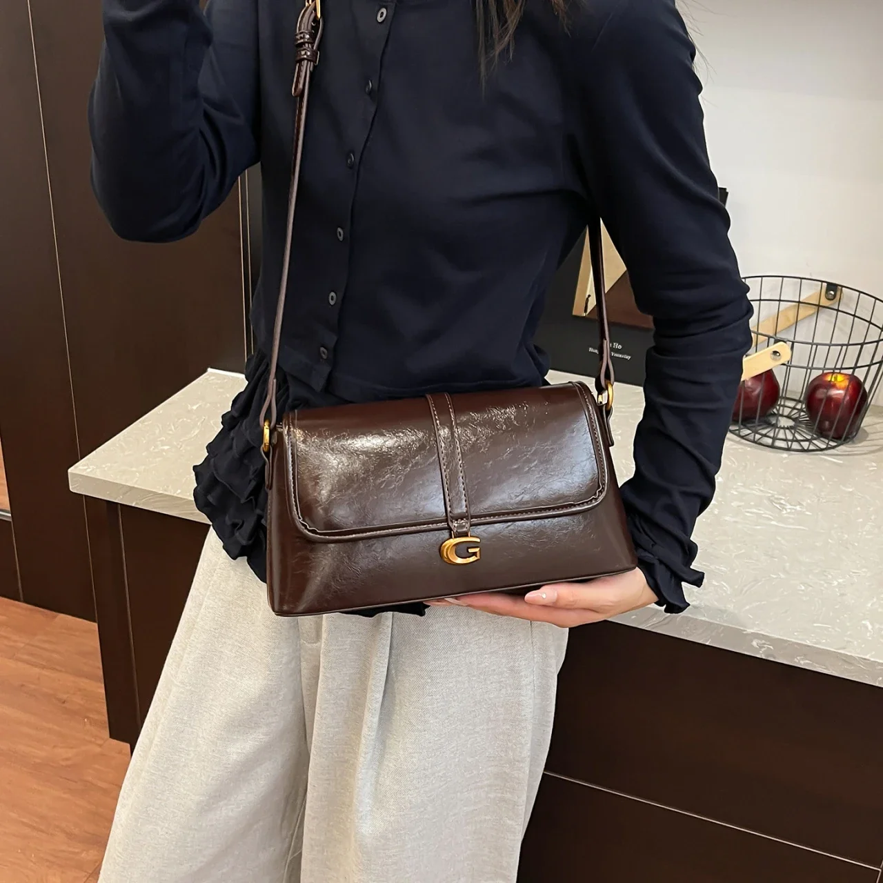 

Luxury Women's Leather Classic Fashion Tote Bag Elegant Shoulder Designer Crossbody Handbag For Modern Wear