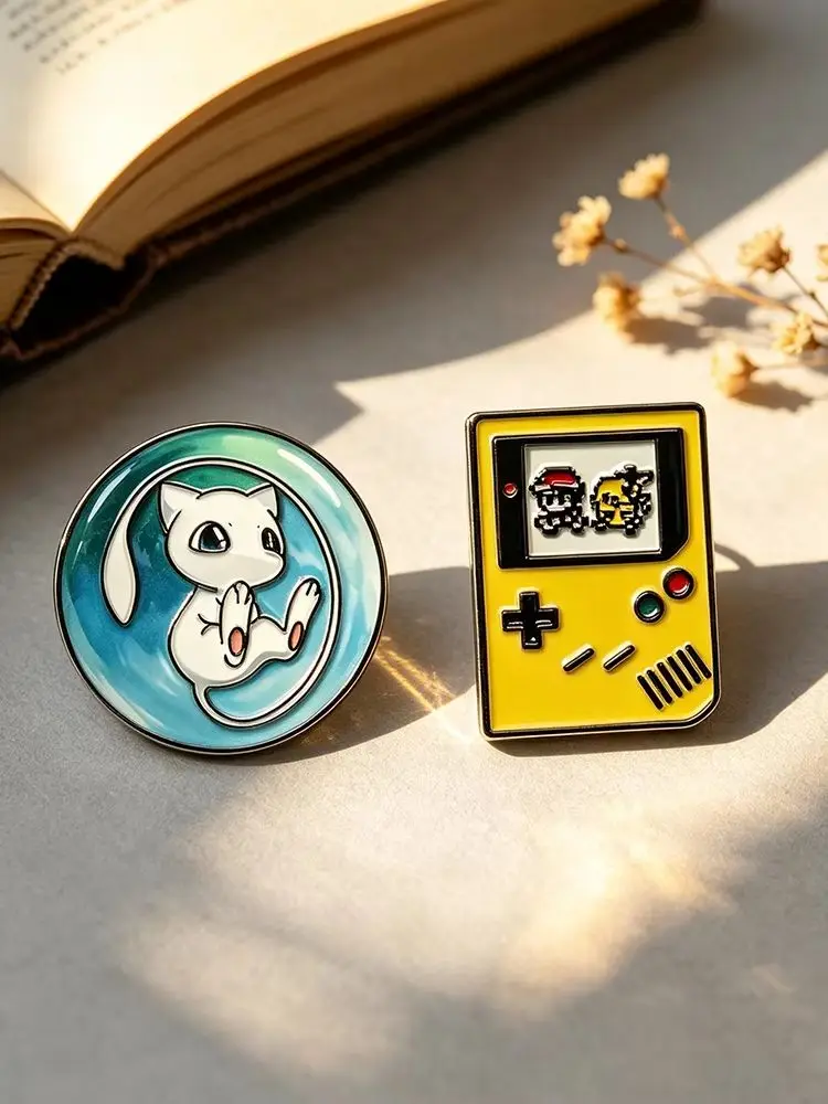 2 Stück Anime Handheld-Spielkonsole Emaille-Pins, Kawaii Spiel-Metallbrosche Abzeichen Schmuck Geschenk für Spieleliebhaber & Anime-Enthusiasten