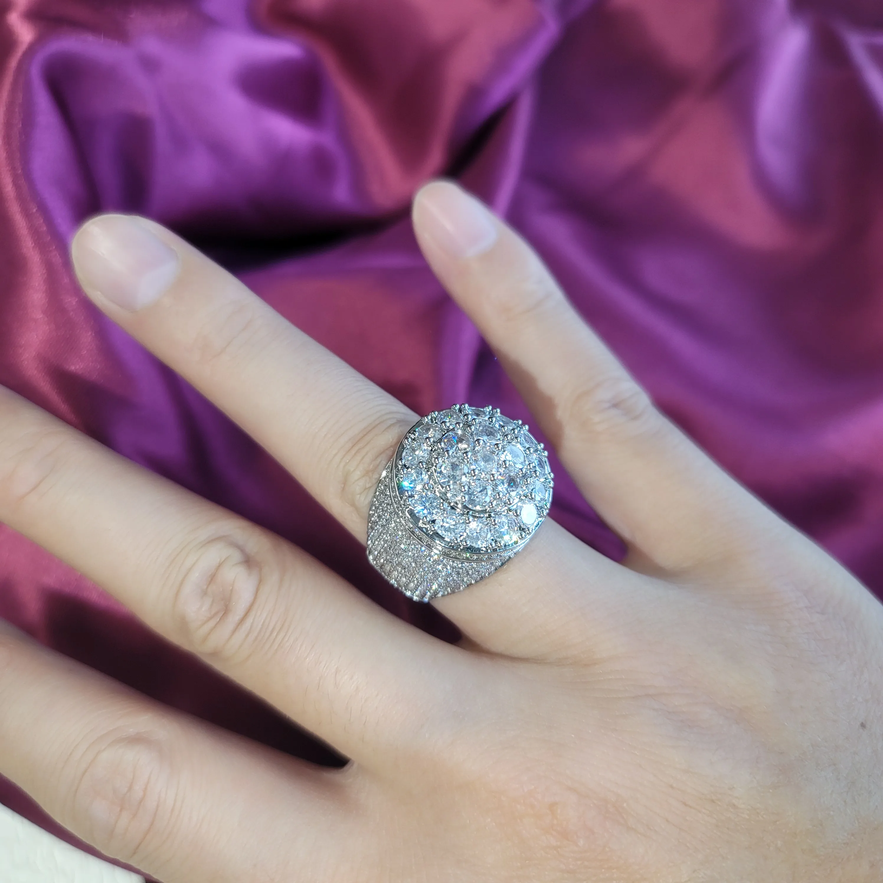 「アイスアウト」ラグジュアリーなラウンドリング。彼女への結婚祝いに最適。ファッション性の高いヒップホップジュエリー。全面にジルコニアを敷き詰めた、きらびやかな大ぶりのデザイン。クリスマスアクセサリーとしても。 1