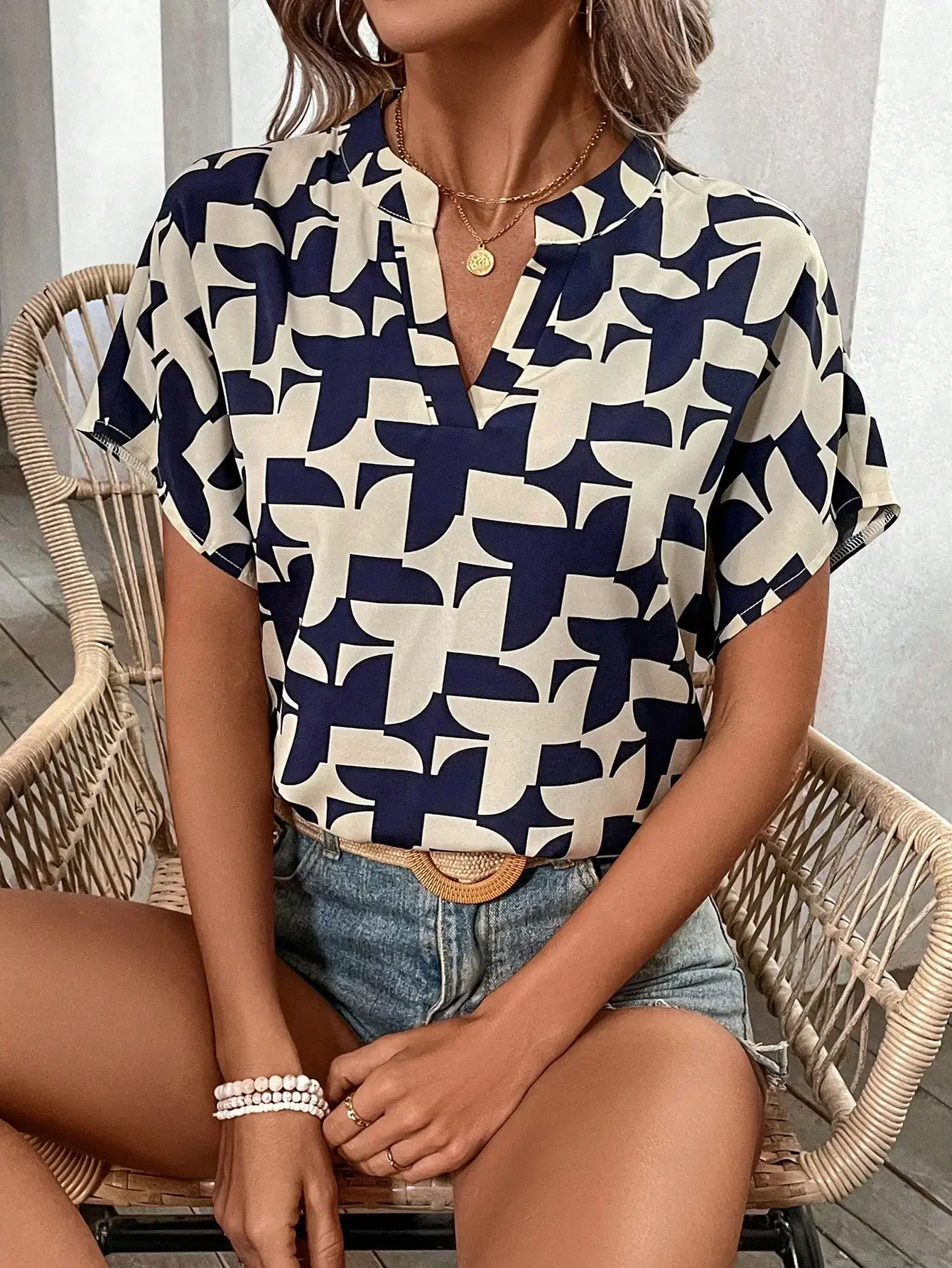 Geometric Print Shirt for Women, V-Neck Collar, Leisure and Loose Temperament, New Design Sense, Spring and Summer, 2024New