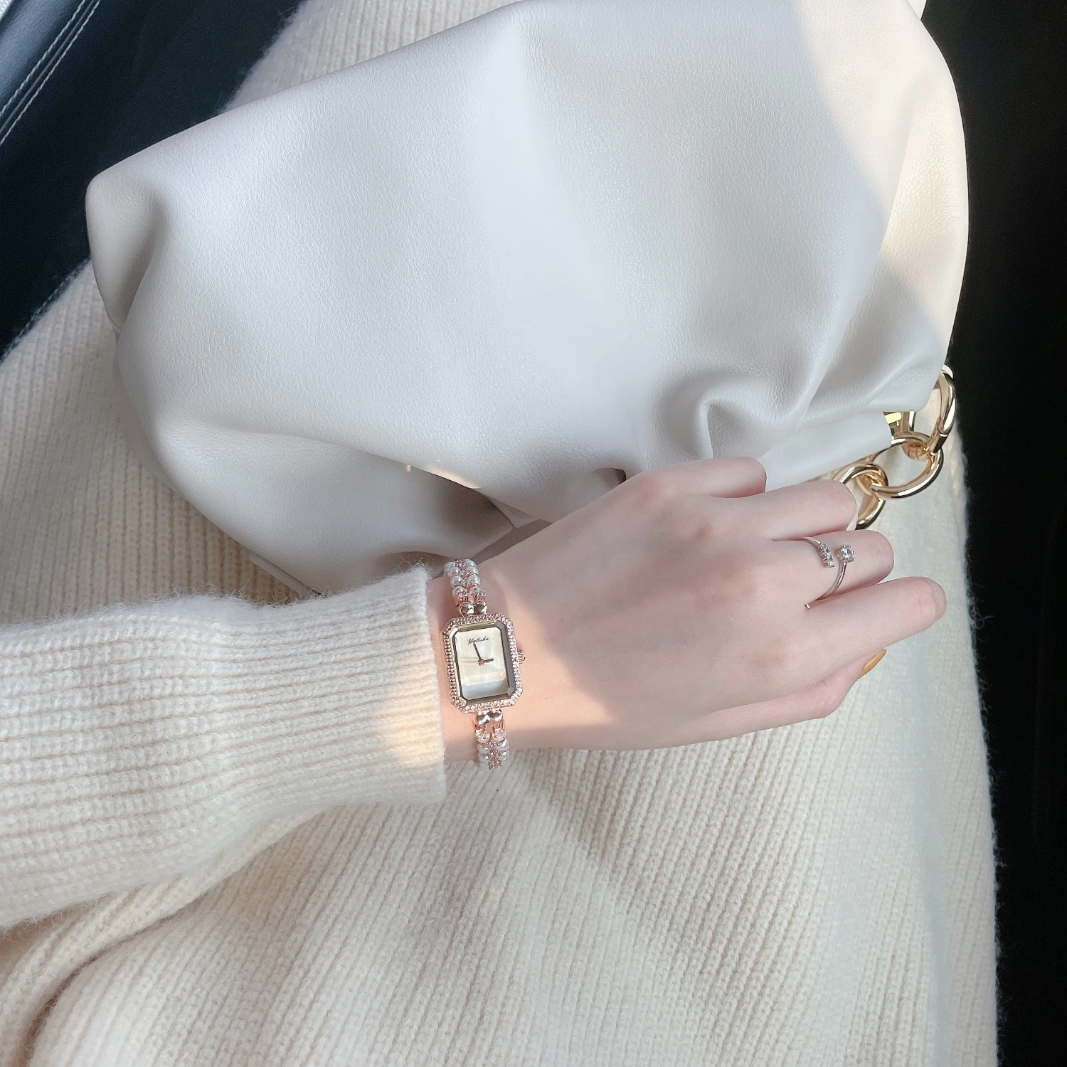 Orologio da donna con cinturino di perle squisito Orologio al quarzo da donna con diamanti pieni di moda di lusso Orologio da donna elegante e casual di lusso