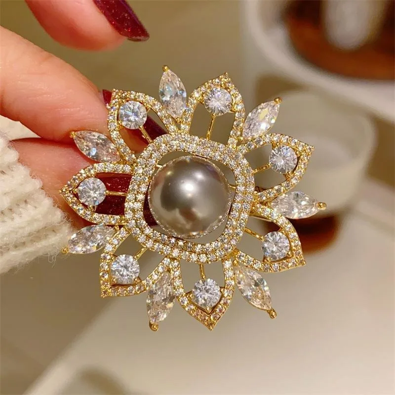 Elegant High Grey Pearl Christmas Snowflake Brooch Pin Luxury Versatile Suit Jacket Collar Clip Fashion Jewelry Gift for Women
